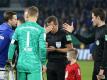 Fußballer verzichten aufs Händeschütteln vorm Anstoss
