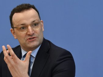 Jens Spahn ruft zu Absagen von Großveranstaltungen auf Jens Spahn ruft zu Absagen von Großveranstaltungen auf