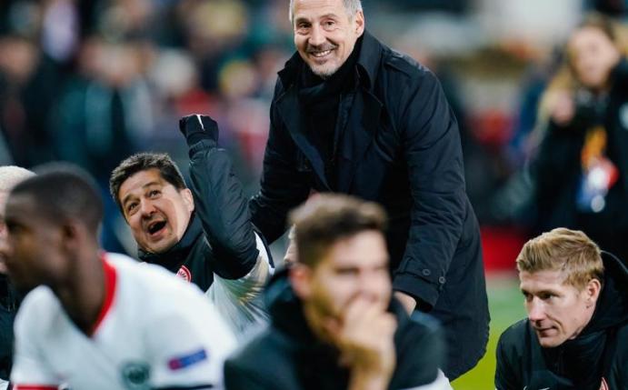 Frankfurts Trainer Adi Hütter (M) trifft mit seinem Team im Achtelfinale der Europa League auf den FC Basel. Foto: Uwe Anspach/dpa