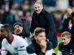 Frankfurts Trainer Adi Hütter (M) trifft mit seinem Team im Achtelfinale der Europa League auf den FC Basel. Foto: Uwe Anspach/dpa