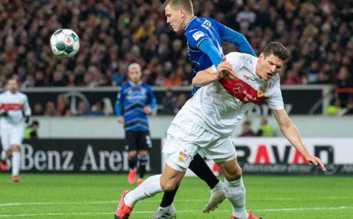 Teilten sich im Zweitliga-Spitzenspiel in Stuttgart die Punkte: Bielefelds Joakim Nilsson (l) und VfB-Torschütze Mario Gomez. Foto: Sebastian Gollnow/dpa