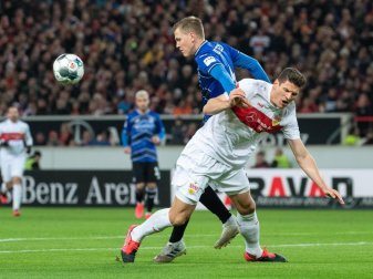 Teilten sich im Zweitliga-Spitzenspiel in Stuttgart die Punkte: Bielefelds Joakim Nilsson (l) und VfB-Torschütze Mario Gomez. Foto: Sebastian Gollnow/dpa Teilten sich im Zweitliga-Spitzenspiel in Stuttgart die Punkte: Bielefelds Joakim Nilsson (l) und VfB-Torschütze Mario Gomez. Foto: Sebastian Gollnow/dpa