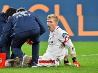 Mainz-Keeper Robin Zentner fällt nach seiner Verletztung gegen Düsseldorf länger aus. Foto: Torsten Silz/dpa