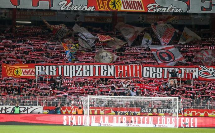 Der Alten Försterei droht am Wochenende gegen den FC Bayern München ein Bundesliga-Spiel vor leeren Rängen. Foto: Andreas Gora/dpa