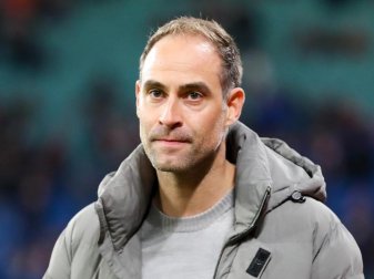 Oliver Mintzlaff, Geschäftsführer RB Leipzig, geht vor einem Spiel durchs Stadion. Foto: Jan Woitas/zb/dpa Oliver Mintzlaff, Geschäftsführer RB Leipzig, geht vor einem Spiel durchs Stadion. Foto: Jan Woitas/zb/dpa