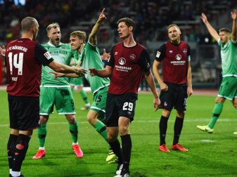 Hannovers Hübers (3.v.l.) und Guidetti (2.v.l.) feiern das 1:0, während Nürnbergs Frey (l) und Erras (r) daneben stehen. Foto: Nicolas Armer/dpa Hannovers Hübers (3.v.l.) und Guidetti (2.v.l.) feiern das 1:0, während Nürnbergs Frey (l) und Erras (r) daneben stehen. Foto: Nicolas Armer/dpa