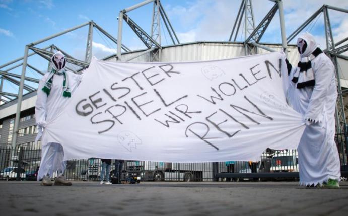Vor verschlossenen Toren: Zwei als Geist verkleidete Gladbach-Fans vor dem Stadion. Foto: Jonas Güttler/dpa