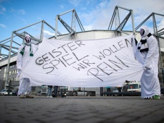 Vor verschlossenen Toren: Zwei als Geist verkleidete Gladbach-Fans vor dem Stadion. Foto: Jonas Güttler/dpa Vor verschlossenen Toren: Zwei als Geist verkleidete Gladbach-Fans vor dem Stadion. Foto: Jonas Güttler/dpa