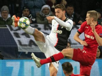 Turins Daniele Rugani (l), hier im Zweikampf mit Sven Bender, ist positiv auf das Coronavirus getestet worden. Foto: Federico Gambarini/dpa Turins Daniele Rugani (l), hier im Zweikampf mit Sven Bender, ist positiv auf das Coronavirus getestet worden. Foto: Federico Gambarini/dpa