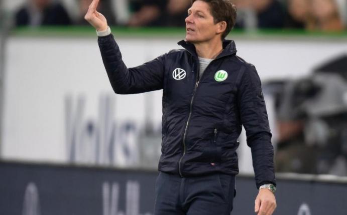 Hat mit seinem Team ebenfalls ein Geisterspiel vor sich: Wolfsburg-Coach Oliver Glasner. Foto: Swen Pförtner/dpa