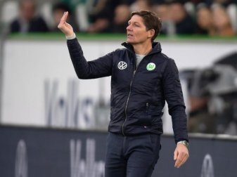 Hat mit seinem Team ebenfalls ein Geisterspiel vor sich: Wolfsburg-Coach Oliver Glasner. Foto: Swen Pförtner/dpa Hat mit seinem Team ebenfalls ein Geisterspiel vor sich: Wolfsburg-Coach Oliver Glasner. Foto: Swen Pförtner/dpa