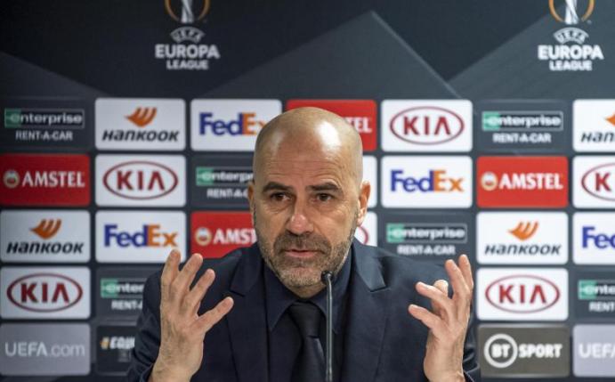 Leverkusens Trainer Peter Bosz hofft auf einen Sieg bei den Glasgow Rangers. Foto: David Inderlied/dpa