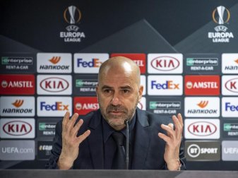 Leverkusens Trainer Peter Bosz hofft auf einen Sieg bei den Glasgow Rangers. Foto: David Inderlied/dpa Leverkusens Trainer Peter Bosz hofft auf einen Sieg bei den Glasgow Rangers. Foto: David Inderlied/dpa