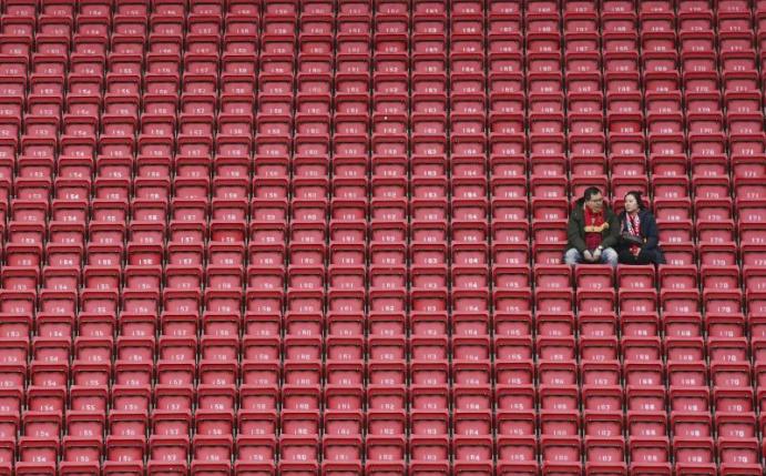Auch in der englischen Premier League bleiben die Sitzplätze in den Stadien vorerst leer. Foto: Jon Super/AP/dpa