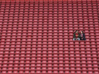 Auch in der englischen Premier League bleiben die Sitzplätze in den Stadien vorerst leer. Foto: Jon Super/AP/dpa Auch in der englischen Premier League bleiben die Sitzplätze in den Stadien vorerst leer. Foto: Jon Super/AP/dpa