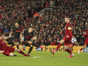 Atléticos Marcos Llorente (3.v.l) sorgte mit seinen zwei Toren für das Aus von Liverpool. Foto: Jon Super/AP/dpa Atléticos Marcos Llorente (3.v.l) sorgte mit seinen zwei Toren für das Aus von Liverpool. Foto: Jon Super/AP/dpa