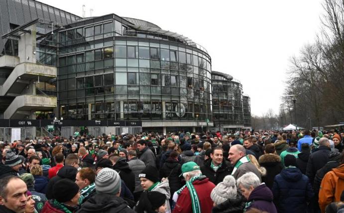 Zuschauerinnen und Zuschauer stehen vor Spielbeginn vor dem Weserstadion. Foto: Carmen Jaspersen/dpa