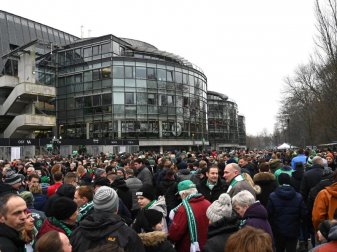 Zuschauerinnen und Zuschauer stehen vor Spielbeginn vor dem Weserstadion. Foto: Carmen Jaspersen/dpa Zuschauerinnen und Zuschauer stehen vor Spielbeginn vor dem Weserstadion. Foto: Carmen Jaspersen/dpa