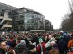 Zuschauerinnen und Zuschauer stehen vor Spielbeginn vor dem Weserstadion. Foto: Carmen Jaspersen/dpa