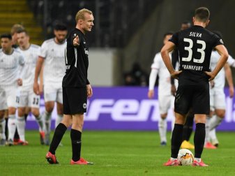 Sebastian Rode (l) und Andre Silva hatten mit Eintracht Frankfurt im Geisterspiel gegen den FC Basel das Nachsehen. Foto: Arne Dedert/dpa Sebastian Rode (l) und Andre Silva hatten mit Eintracht Frankfurt im Geisterspiel gegen den FC Basel das Nachsehen. Foto: Arne Dedert/dpa