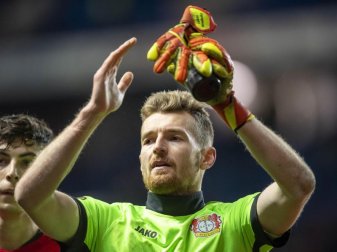 Kai Havertz (l) und Lukas Hradecky von den Bayer Leverkusen verabschieden sich von den Fans. Foto: David Inderlied/dpa Kai Havertz (l) und Lukas Hradecky von den Bayer Leverkusen verabschieden sich von den Fans. Foto: David Inderlied/dpa