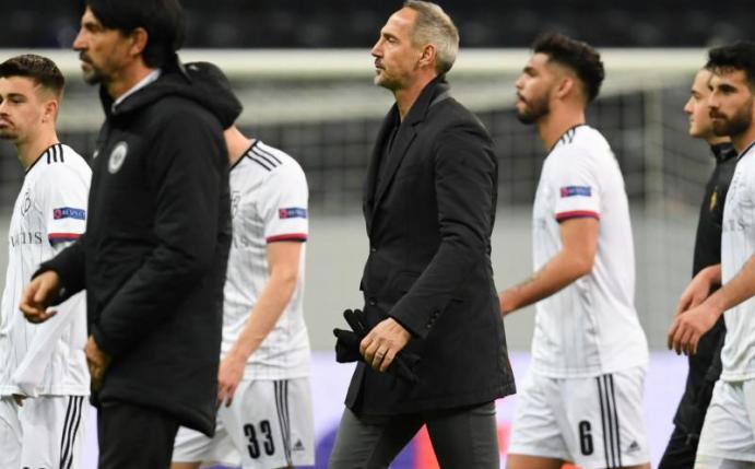 Getrübte Stimmung: Frankfurts Cheftrainer Adi Hütter (M) geht nach der 0:3-Niederlage vom Platz. Foto: Arne Dedert/dpa