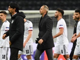 Getrübte Stimmung: Frankfurts Cheftrainer Adi Hütter (M) geht nach der 0:3-Niederlage vom Platz. Foto: Arne Dedert/dpa Getrübte Stimmung: Frankfurts Cheftrainer Adi Hütter (M) geht nach der 0:3-Niederlage vom Platz. Foto: Arne Dedert/dpa