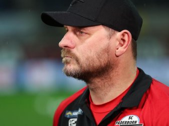 Womöglich hat sich Paderborns Trainer Steffen Baumgart mit dem Coronavirus infiziert. Foto: Friso Gentsch/dpa Womöglich hat sich Paderborns Trainer Steffen Baumgart mit dem Coronavirus infiziert. Foto: Friso Gentsch/dpa