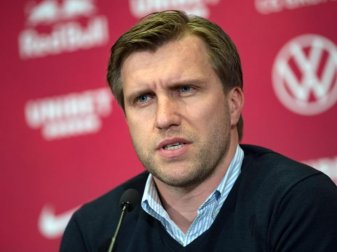 Gibt den Leipzig-Profis einen Verhaltenskatalog mit in die freie Zeit: RB-Sportdirektor Markus Krösche. Foto: Hendrik Schmidt/zb/dpa