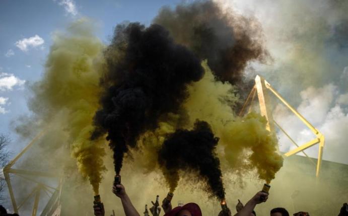 Junge Männer aus dem Sauerland feiern vor dem BVB-Stadion einen Junggesellabschied. Foto: Bernd Thissen/dpa