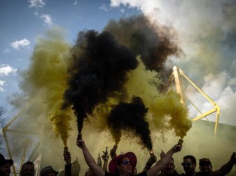 Junge Männer aus dem Sauerland feiern vor dem BVB-Stadion einen Junggesellabschied. Foto: Bernd Thissen/dpa Junge Männer aus dem Sauerland feiern vor dem BVB-Stadion einen Junggesellabschied. Foto: Bernd Thissen/dpa