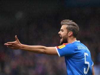 Stefan Thesker von Holstein Kiel hat sich mit dem Coronavirus infiziert. Foto: Daniel Reinhardt/dpa Stefan Thesker von Holstein Kiel hat sich mit dem Coronavirus infiziert. Foto: Daniel Reinhardt/dpa