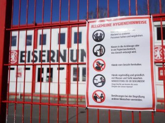 In Berlin bleiben die Stadiontore von Hertha BSC und Union bis mindestens 19. April geschlossen. Foto: Jörg Carstensen/dpa In Berlin bleiben die Stadiontore von Hertha BSC und Union bis mindestens 19. April geschlossen. Foto: Jörg Carstensen/dpa