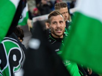 Befindet sich wie seine Teamkollegen unter Quarantäne: Hannover-Kapitän Marvin Bakalorz. Foto: Swen Pförtner/dpa Befindet sich wie seine Teamkollegen unter Quarantäne: Hannover-Kapitän Marvin Bakalorz. Foto: Swen Pförtner/dpa