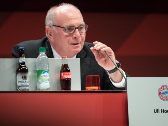 Fordert eine lange Pause aufgrund der Corona-Krise: Ex-Bayern-Boss Uli Hoeneß. Foto: Sven Hoppe/dpa Fordert eine lange Pause aufgrund der Corona-Krise: Ex-Bayern-Boss Uli Hoeneß. Foto: Sven Hoppe/dpa