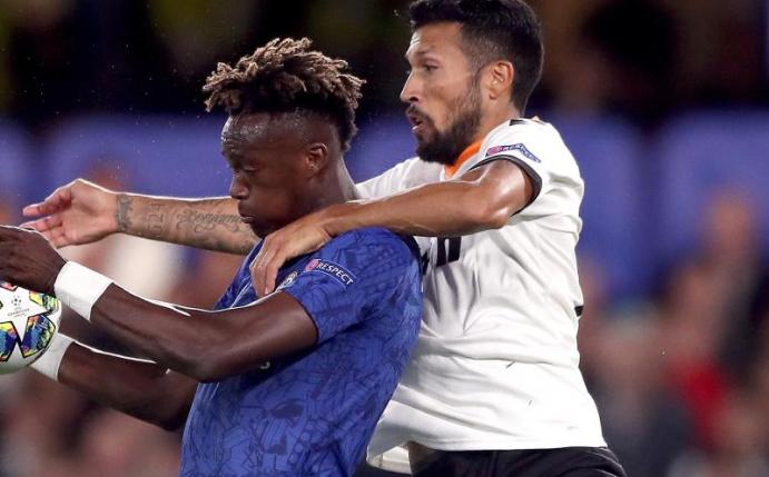 Erster Corona-Fall in der Primera Division: Ezequiel Garay (r) vom FC Valencia. Foto: Nick Potts/PA Wire/dpa