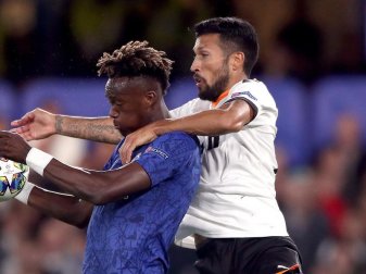 Erster Corona-Fall in der Primera Division: Ezequiel Garay (r) vom FC Valencia. Foto: Nick Potts/PA Wire/dpa Erster Corona-Fall in der Primera Division: Ezequiel Garay (r) vom FC Valencia. Foto: Nick Potts/PA Wire/dpa