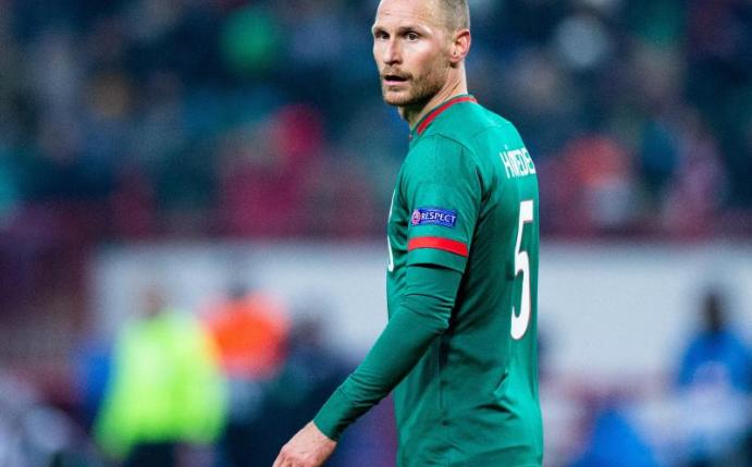 Steht in Moskau unter Vertrag: Benedikt Höwedes. Foto: Rolf Vennenbernd/dpa