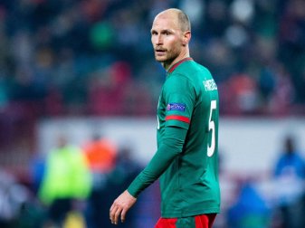 Steht in Moskau unter Vertrag: Benedikt Höwedes. Foto: Rolf Vennenbernd/dpa Steht in Moskau unter Vertrag: Benedikt Höwedes. Foto: Rolf Vennenbernd/dpa
