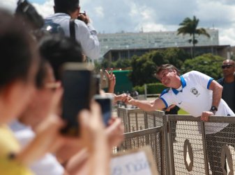 Brasiliens Präsident Jair Bolsonaro hält Absagen im Sport wegen der Coronavirus-Pandemie für «Hysterie». Foto: Jose Cruz/Agencia Brazil/dpa Brasiliens Präsident Jair Bolsonaro hält Absagen im Sport wegen der Coronavirus-Pandemie für «Hysterie». Foto: Jose Cruz/Agencia Brazil/dpa