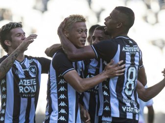 Keisuke Honda (M.) trifft per Foulelfmeter Keisuke Honda (M.) trifft per Foulelfmeter