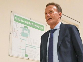 BVB-Geschäftsführer Hans-Joachim Watzke auf dem Weg zur DFL-Mitgliederversammlung. Foto: Arne Dedert/dpa