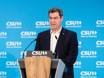 Bayerns Ministerpräsident Markus Söder schlägt den Fußball-Profis vor, auf Geld zu verzichten. Foto: Matthias Balk/dpa Bayerns Ministerpräsident Markus Söder schlägt den Fußball-Profis vor, auf Geld zu verzichten. Foto: Matthias Balk/dpa