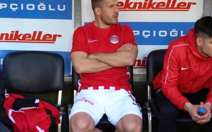 Lukas Podolski wurde in der Nachspielzeit ausgewechselt. Foto: Uncredited/AP/dpa
