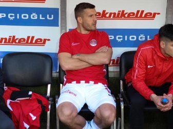 Lukas Podolski wurde in der Nachspielzeit ausgewechselt. Foto: Uncredited/AP/dpa Lukas Podolski wurde in der Nachspielzeit ausgewechselt. Foto: Uncredited/AP/dpa