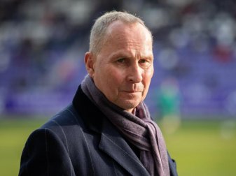 Rechnet fest mit einer EM-Absage: Helge Leonhardt, Präsident des Zweitligisten FC Erzgebirge Aue. Foto: Robert Michael/zb/dpa Rechnet fest mit einer EM-Absage: Helge Leonhardt, Präsident des Zweitligisten FC Erzgebirge Aue. Foto: Robert Michael/zb/dpa