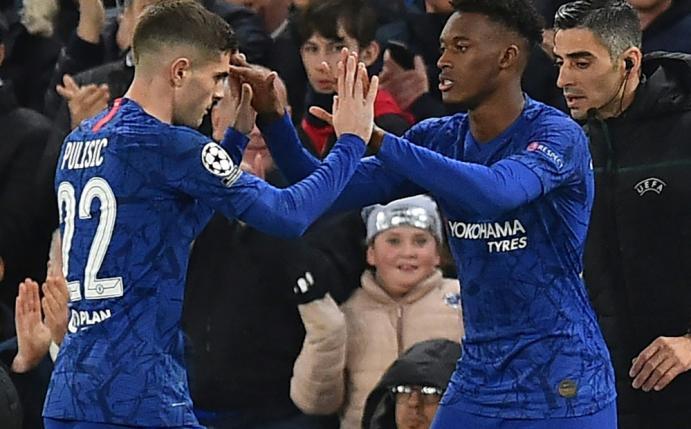 Callum Hudson-Odoi (r.) wurde bereits positiv getestet