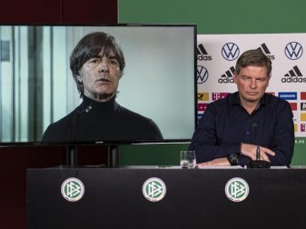 Bundestrainer Joachim Löw (l) wurde per Video zur Pressekonferenz geschaltet. Foto: Thomas Böcker/DFB/dpa