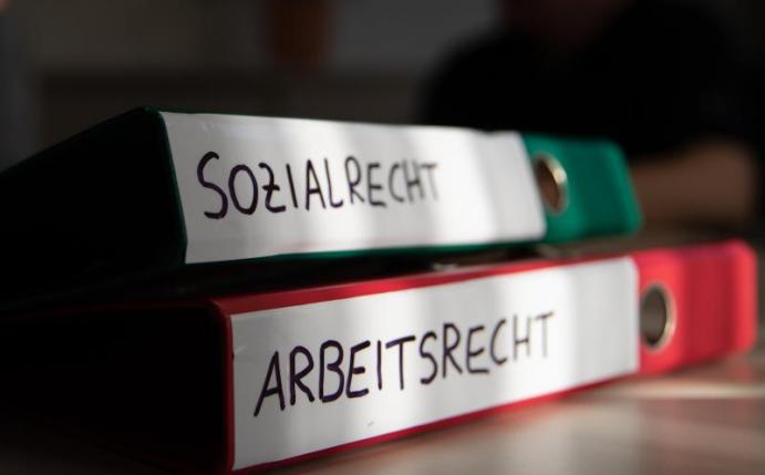 Das Arbeitsrecht gibt den Vereinen in der Corona-Krise keine großen Möglichkeiten für Gehaltskürzungen. Foto: Friso Gentsch/dpa