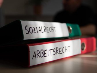 Das Arbeitsrecht gibt den Vereinen in der Corona-Krise keine großen Möglichkeiten für Gehaltskürzungen. Foto: Friso Gentsch/dpa Das Arbeitsrecht gibt den Vereinen in der Corona-Krise keine großen Möglichkeiten für Gehaltskürzungen. Foto: Friso Gentsch/dpa